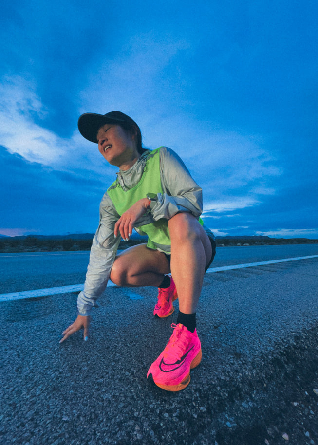 Jenny Peng se reposant au crépuscule. 