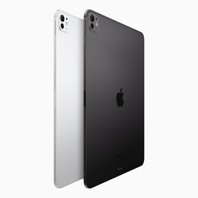 Gümüş ve uzay siyahı renklerdeki iki yeni iPad Pro aygıtı arkadan gösteriliyor. 