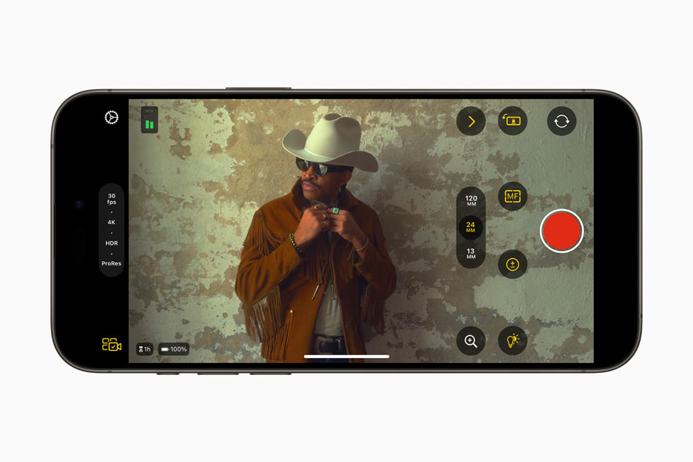 La nueva Final Cut Camera de Final Cut Pro 2 para el iPad en un iPhone 15 Pro. 