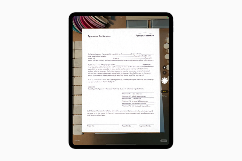 Numérisation d’un document sur le nouvel iPad Pro avec le flash True Tone. 