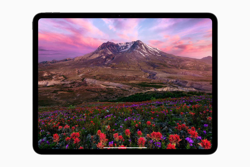 美しい風景が映し出されている、新しいiPad ProのUltra Retina XDRディスプレイ。 