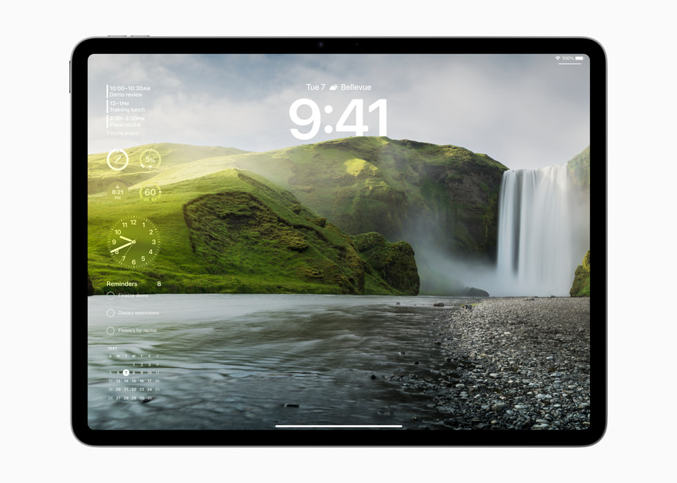 위젯이 표시된 잠금 화면을 보여주는 새로운 iPad Air.