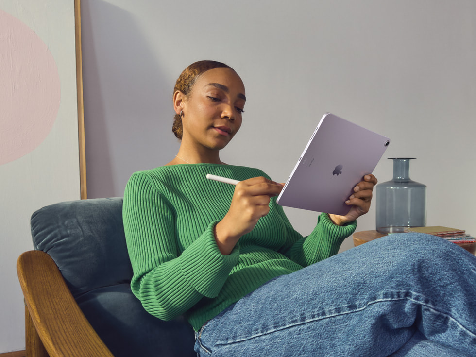 Une personne travaillant à domicile dans le secteur de la création utilise l’Apple Pencil Pro sur le nouvel iPad Air.