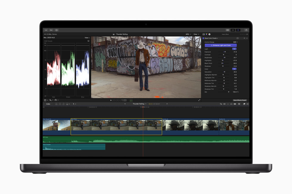 Mac용 Final Cut Pro 10.8의 조명 및 색상 강화 기능을 보여주는 스페이스 블랙 색상의 MacBook Pro 16.