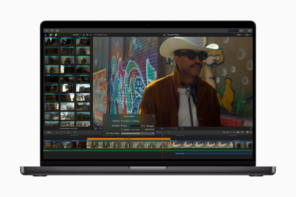 O recurso Smooth Slo-Mo é mostrado no Final Cut Pro para Mac 10.8 em um MacBook Pro de 16 polegadas na cor preto-espacial.