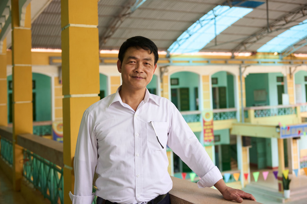 Zdjęcie, na którym przedstawiony jest Phạm Thiên Nam, dyrektor szkoły podstawowej i średniej Hiền Lương.