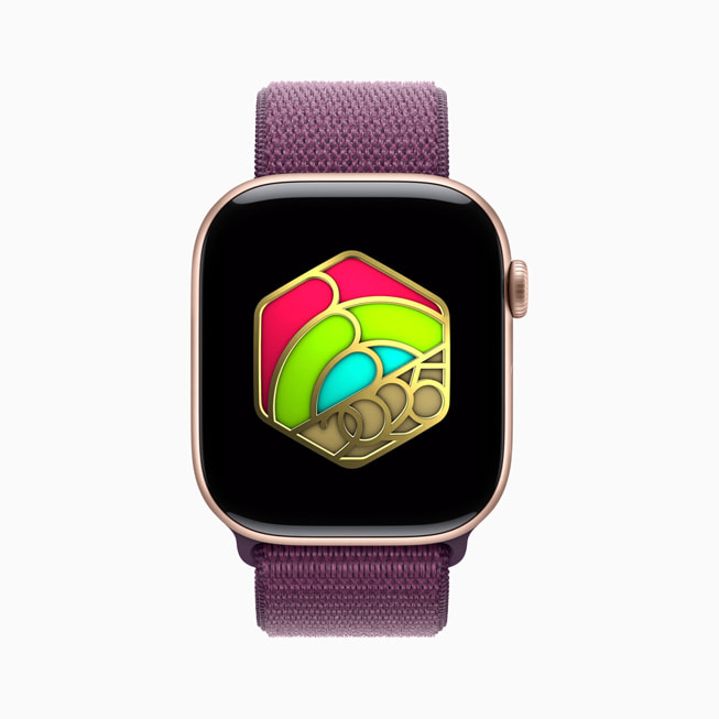 Die limitierte Auszeichnung, die Fitness+-Nutzer:innen im Januar erhalten können, auf einer Apple Watch.
