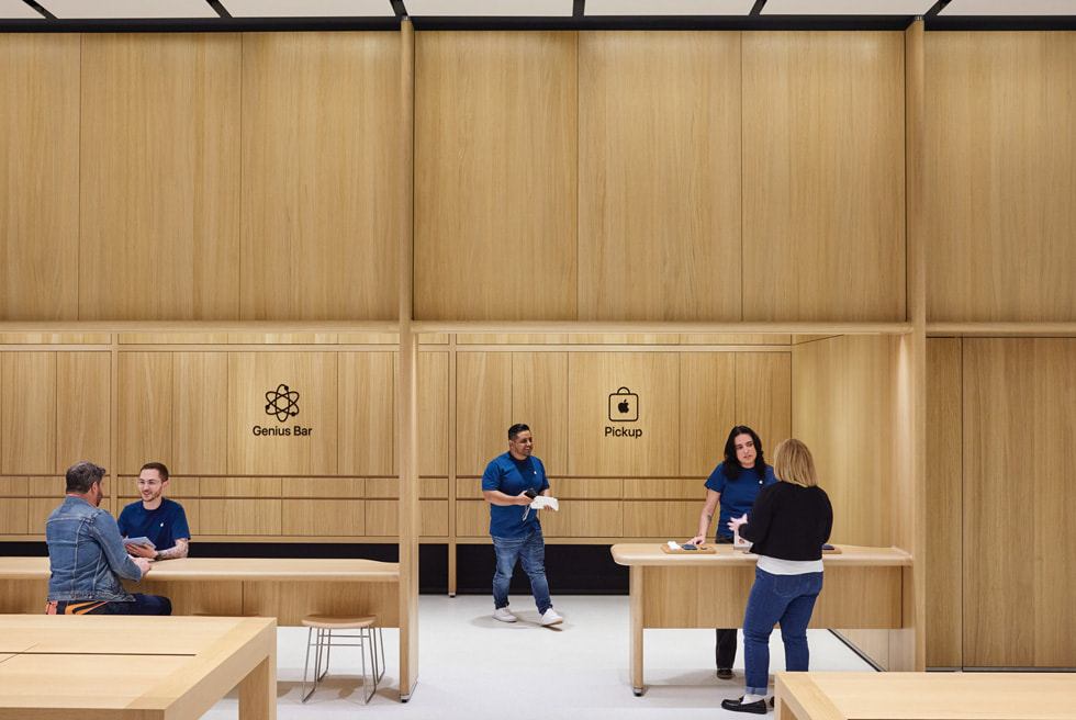 Der spezielle Apple Pickup- und der Genius Bar-Bereich von Apple Miami Worldcenter.