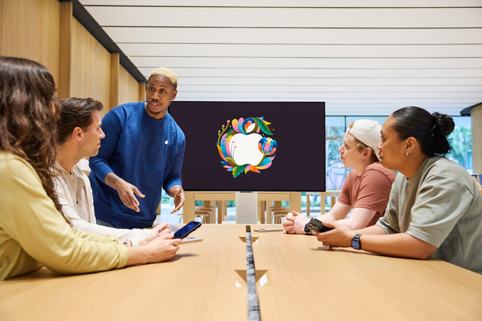 Ein Teammitglied bei einer Today at Apple Session bei Apple Miami Worldcenter.