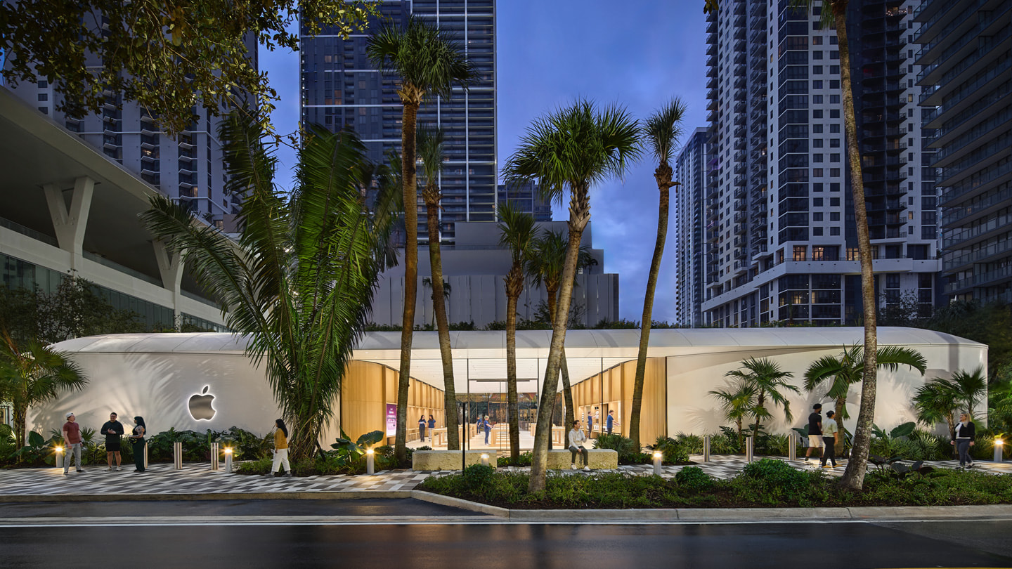 Eine Weitwinkelaufnahme des Äußeren von Apple Miami Worldcenter.