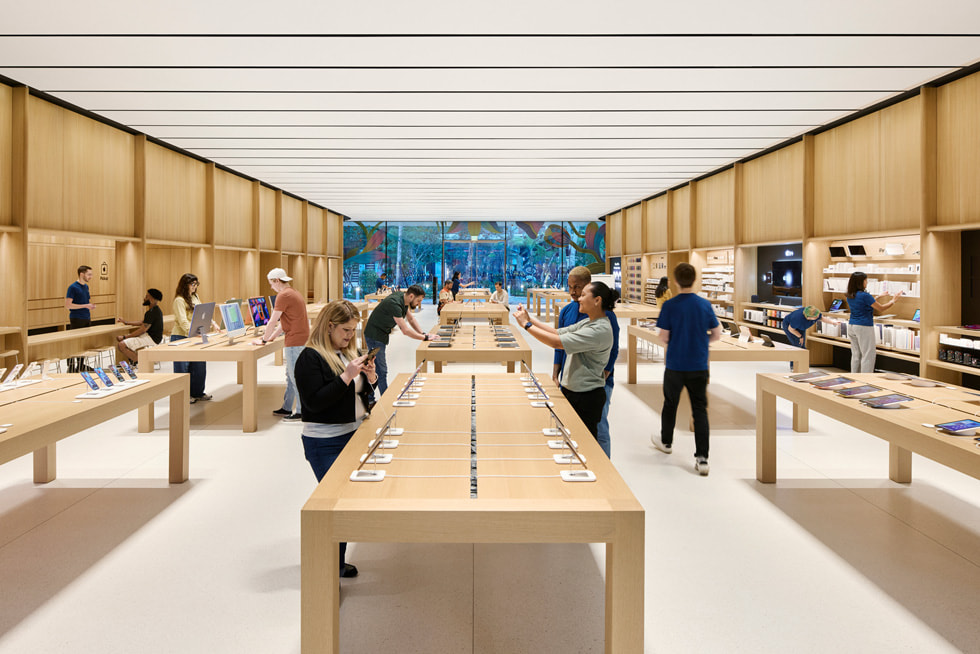 Eine Weitwinkelaufnahme des Inneren von Apple Miami Worldcenter.