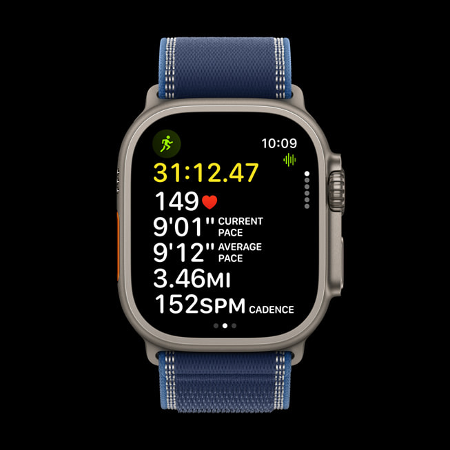 Apple Watch Ultra 3 上顯示著進階體能訓練指標。