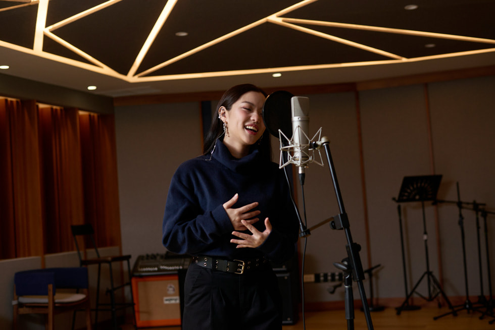 MONICA ร้องเพลงใส่ไมโครโฟนในสตูดิโอเพลง