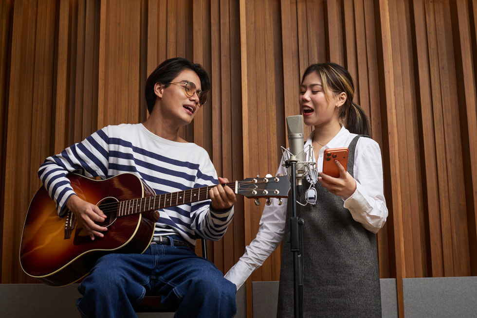 สมาชิกทั้งสองของวง Yes Indeed กำลังเล่นดนตรีด้วยกันในสตูดิโอ