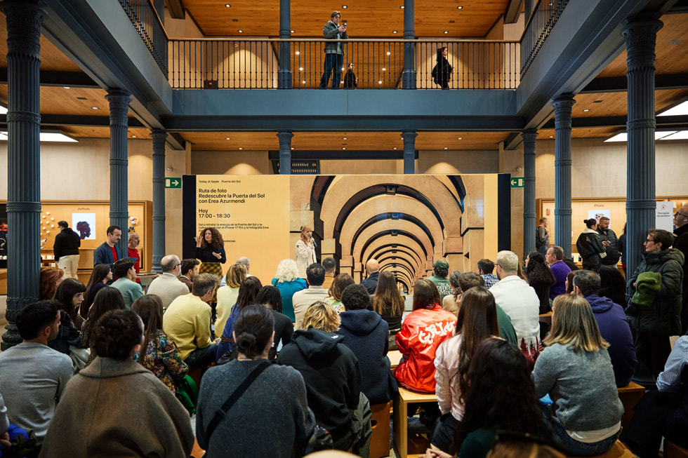 Erea Azurmendi habla al público que participó en la sesión de Today at Apple.
