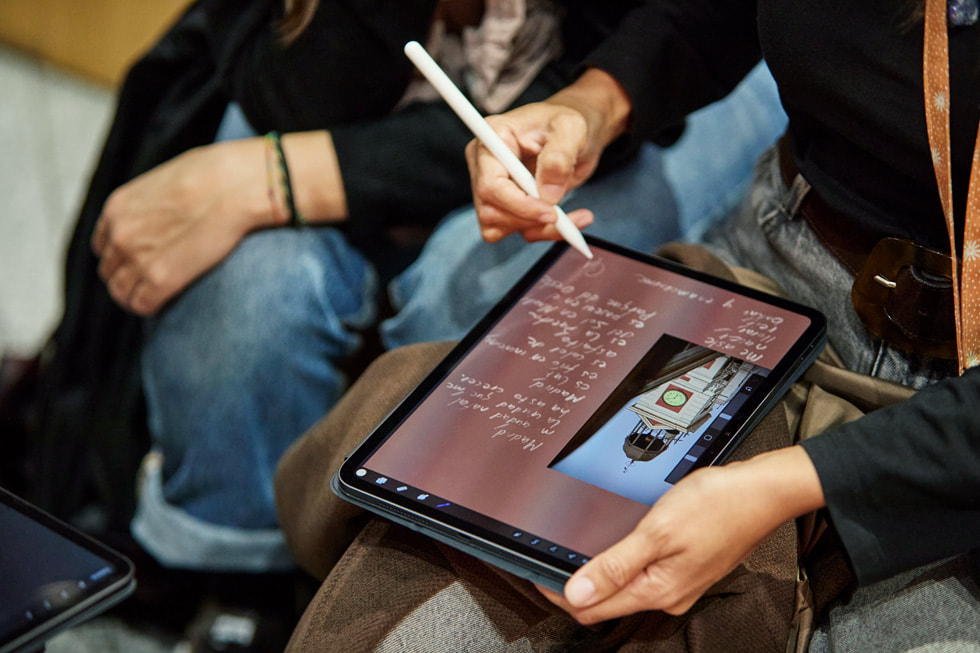Una persona escribe en un iPad Pro con Apple Pencil.