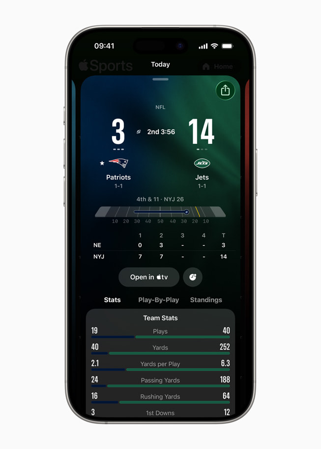 Aplikace Apple Sports na iPhonu 17 Pro zobrazující živý výsledek zápasu NFL a statistiky daného týmu