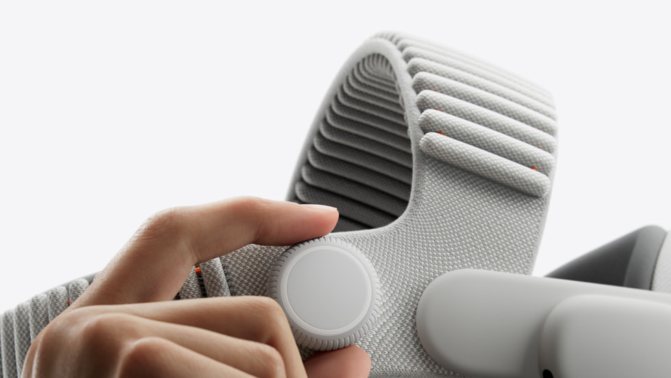 使用者調整雙圈編織頭帶的服貼度旋鈕。