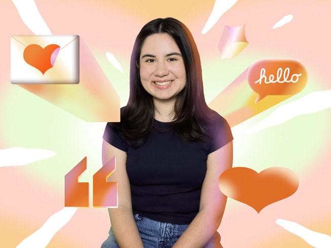 Sofia Sandoval sitzt lächelnd da und trägt ein schwarzes T-Shirt und eine Jeans.