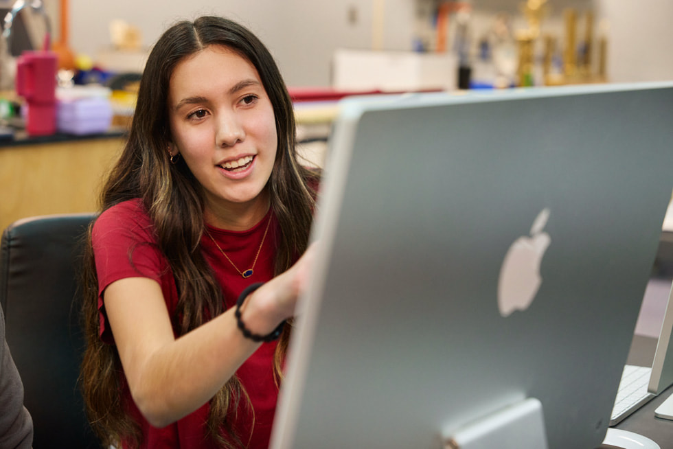 صورة لميليسا فوركيلر وهي تجلس أمام iMac داخل أحد الفصول.