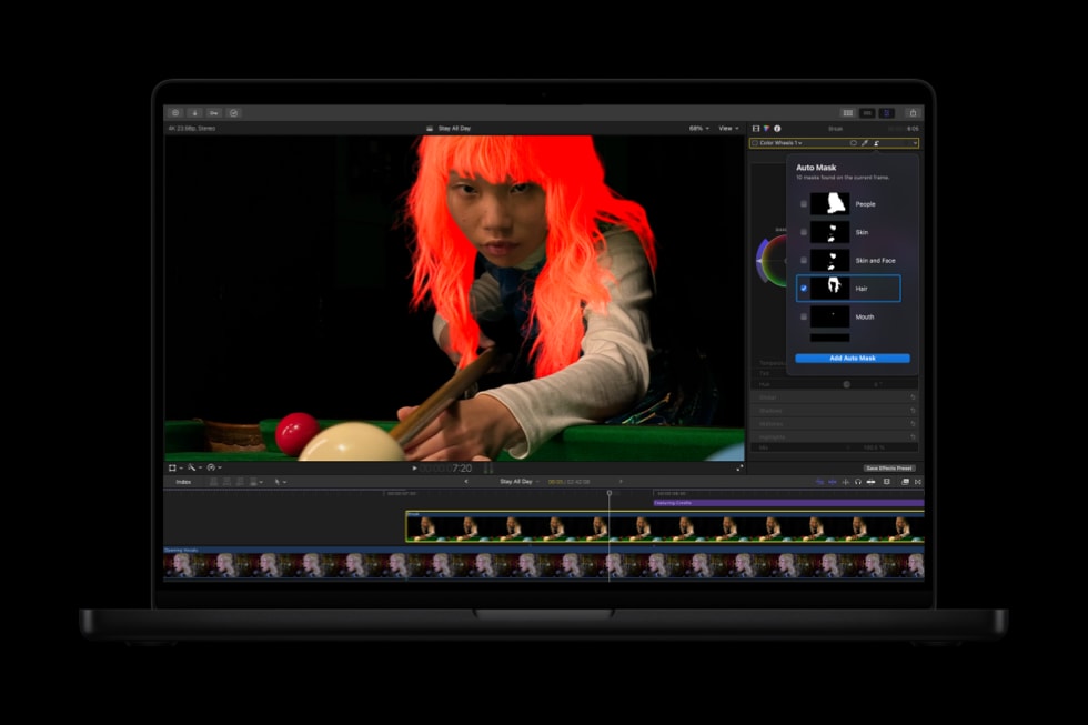 Ein MacBook Pro mit der Funktion Auto Mask in Final Cut Pro.
