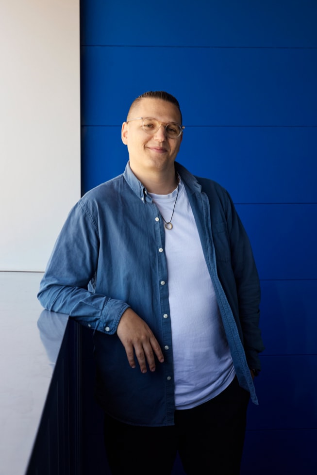 Ritratto di Yves Jakob, con una camicia blu su una maglietta bianca.