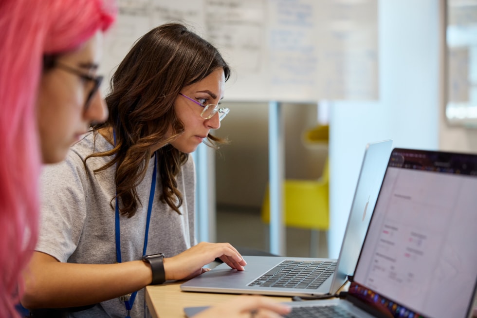 Due studenti che lavorano su MacBook in un’aula della Apple Developer Academy di Napoli.