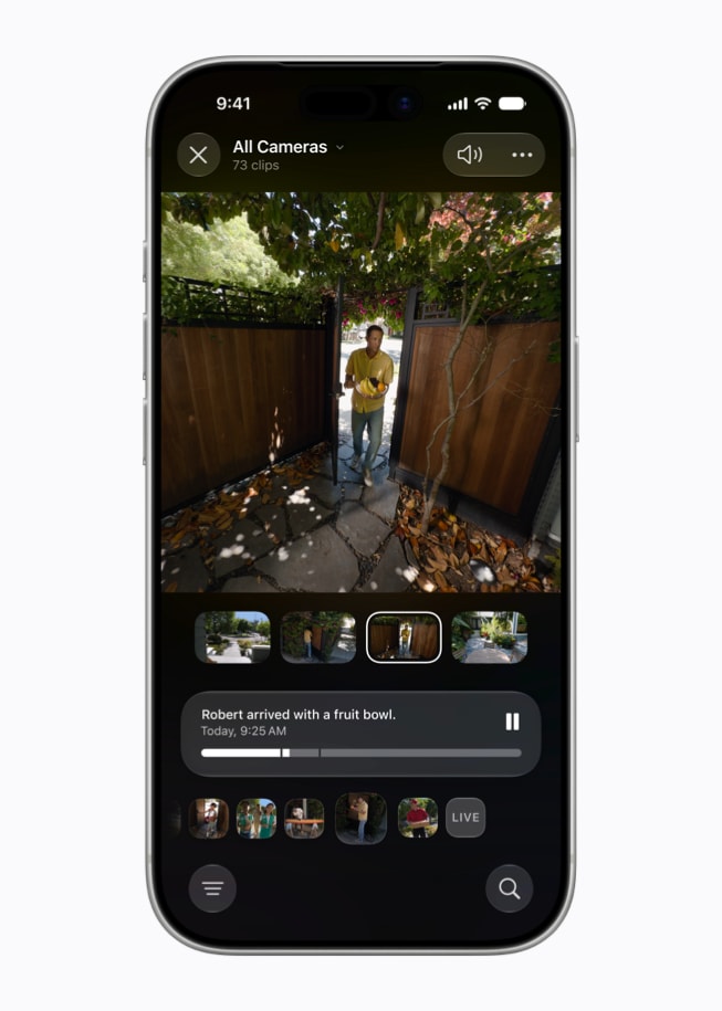 Een iPhone 17 Pro-scherm met daarop de Woning-app waarin de beelden van een beveiligingscamera te zien zijn met een door de app gegenereerde beschrijving. In de beschrijving staat dat Robert is aangekomen met een fruitschaal.