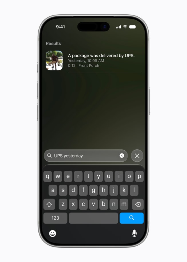 Een iPhone 17 Pro met de zoekinterface in de Woning-app en een toetsenbord op het scherm.