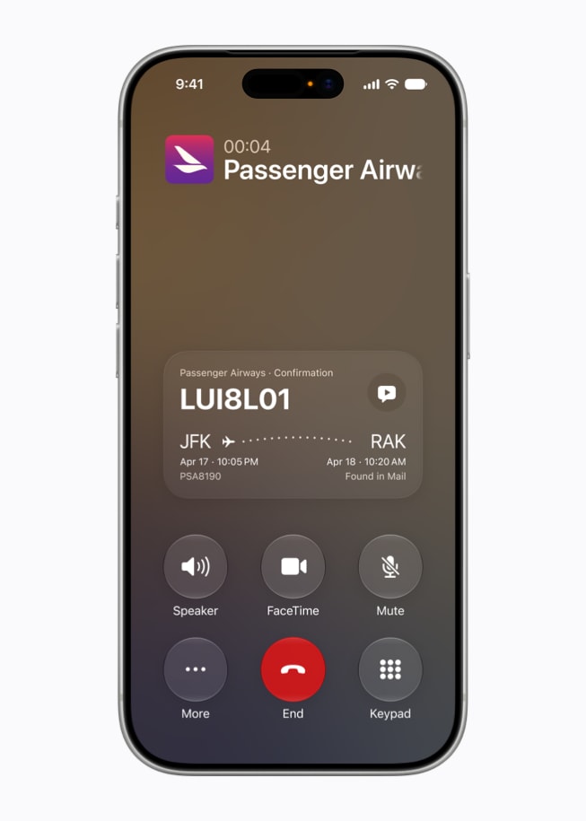 Een iPhone 17 Pro met op het scherm een telefoongesprek en de Call Context-feature met een vluchtbevestigingscode die in Mail is gevonden.