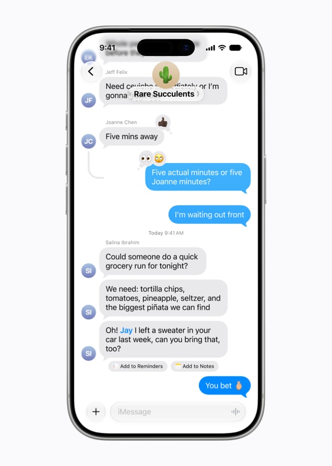 Een iPhone 17 Pro-scherm met daarop een gesprek in de Berichten-app. Op basis van de tekst worden de suggesties Voeg toe aan Herinneringen en Voeg toe aan Notitie weergegeven.