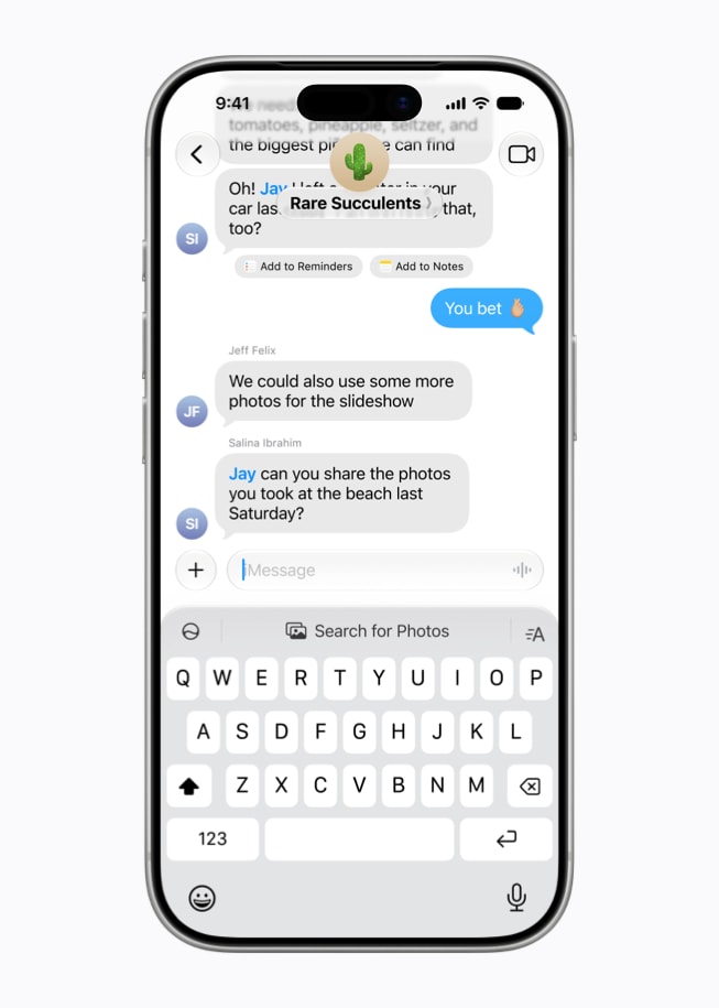 Een iPhone 17 Pro met de suggestie om naar foto’s te zoeken in de Berichten-app, met een toetsenbord op het scherm.