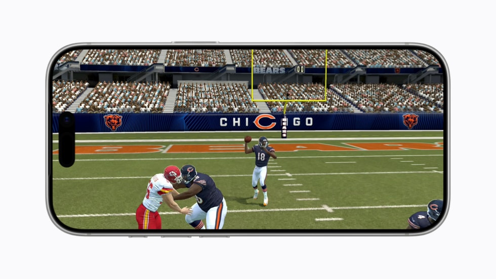 Lo schermo di un iPhone 17 Pro mostra un primo piano del gameplay di Madden NFL 27.