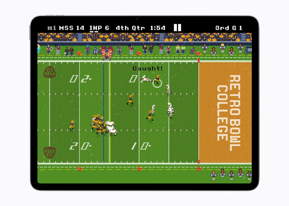 Lo schermo di un iPad Air 13" che mostra il gameplay di Retro Bowl College+.
