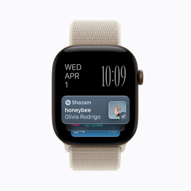 Apple Watch Series 12 se zobrazeným Shazmem, který rozpoznal skladbu „Honeybee“ od Olivie Rodrigo.