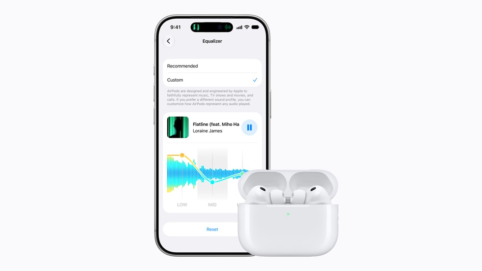 Một cặp AirPods được đặt bên cạnh iPhone 18 Pro đang hiển thị cài đặt AirPods.