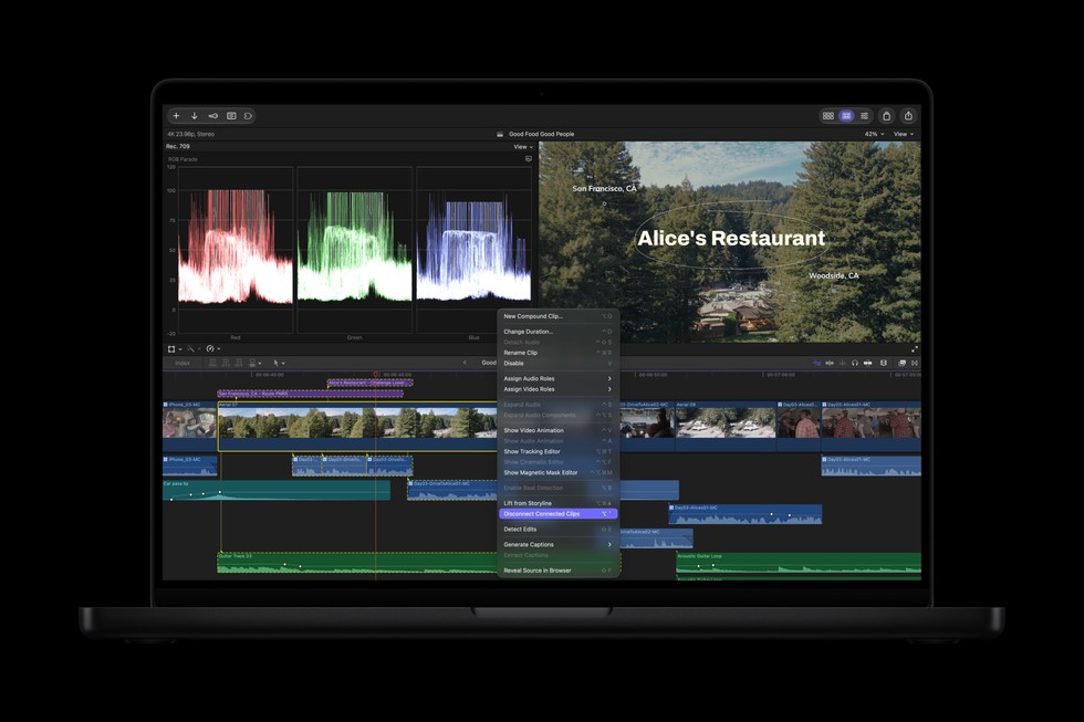 MacBook Pro hiển thị màn hình Final Cut Pro với các clip đang được tách rời.
