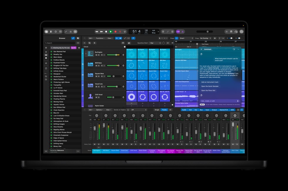 MacBook Pro hiển thị màn hình Logic Pro với Liquid Glass.