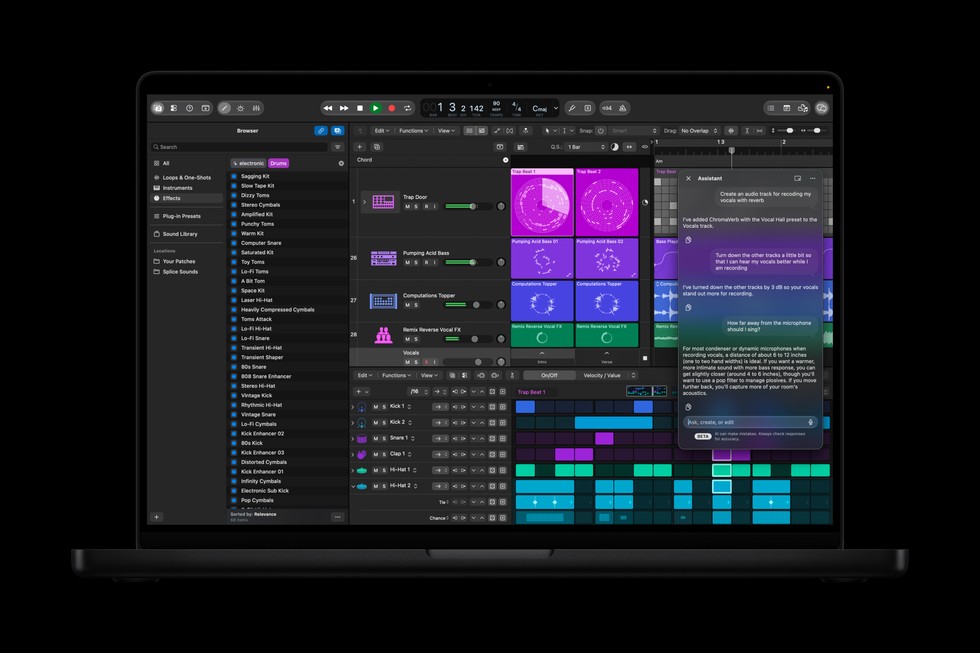 MacBook Pro hiển thị màn hình Logic Pro với trợ lý thông minh mới.