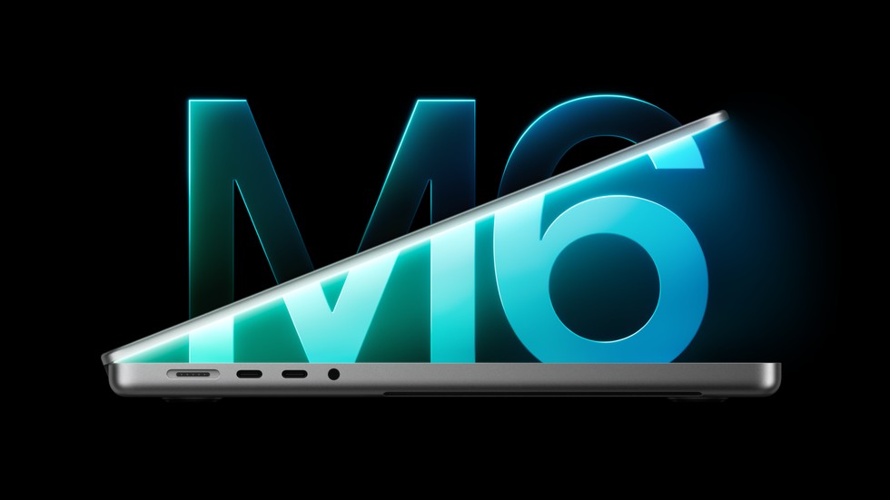 Vista lateral de un MacBook Pro de 14 pulgadas con M6 semiabierto sobre un fondo con el logotipo resplandeciente del M6.