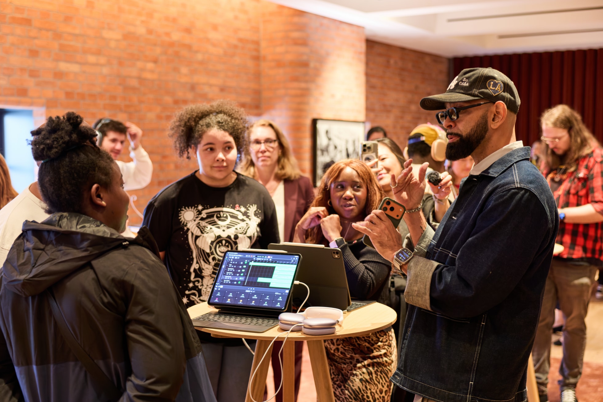 J&oacute;venes conversan con Prophet Guillory en Creative Labs