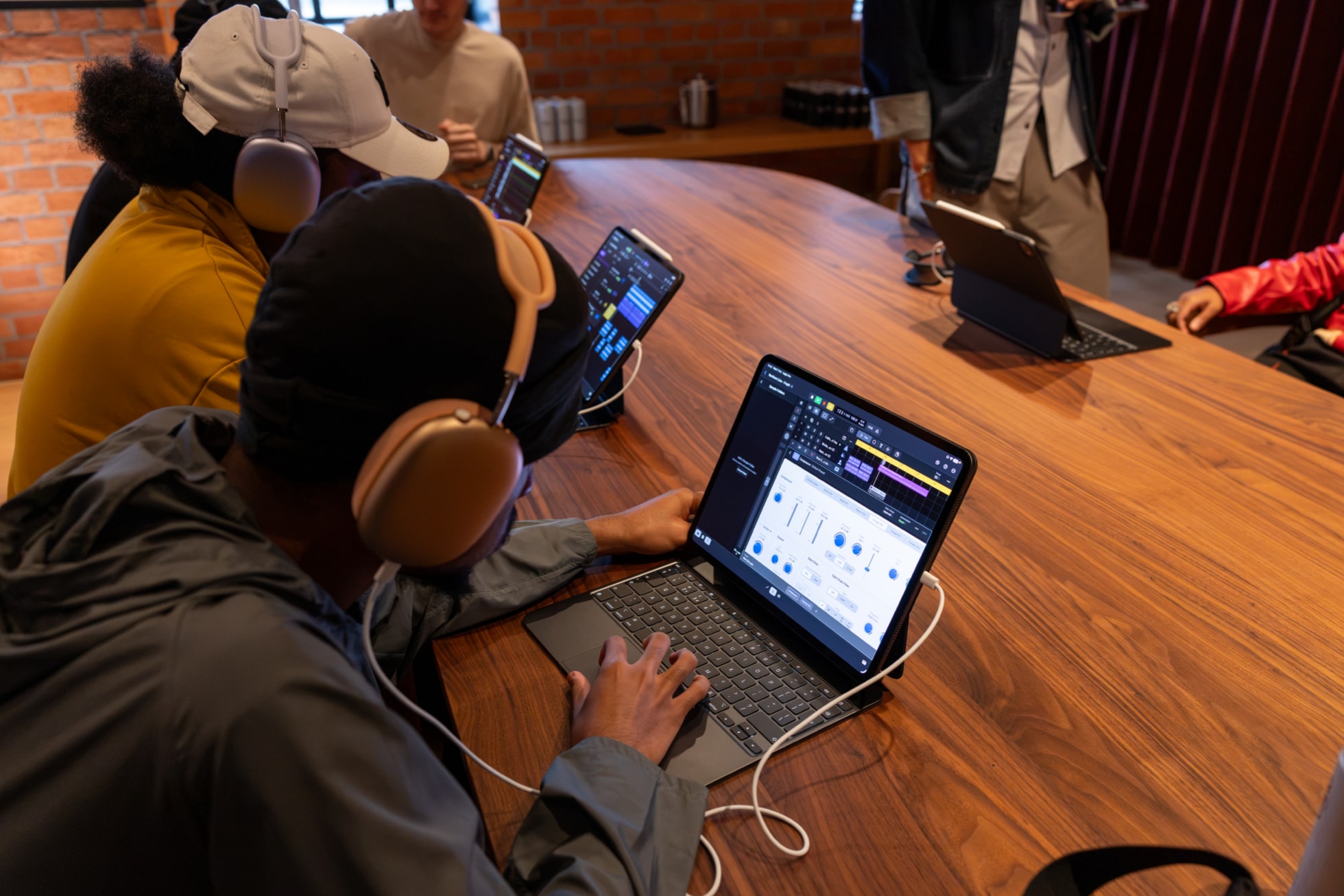 J&oacute;venes usan dispositivos Apple en un taller musical