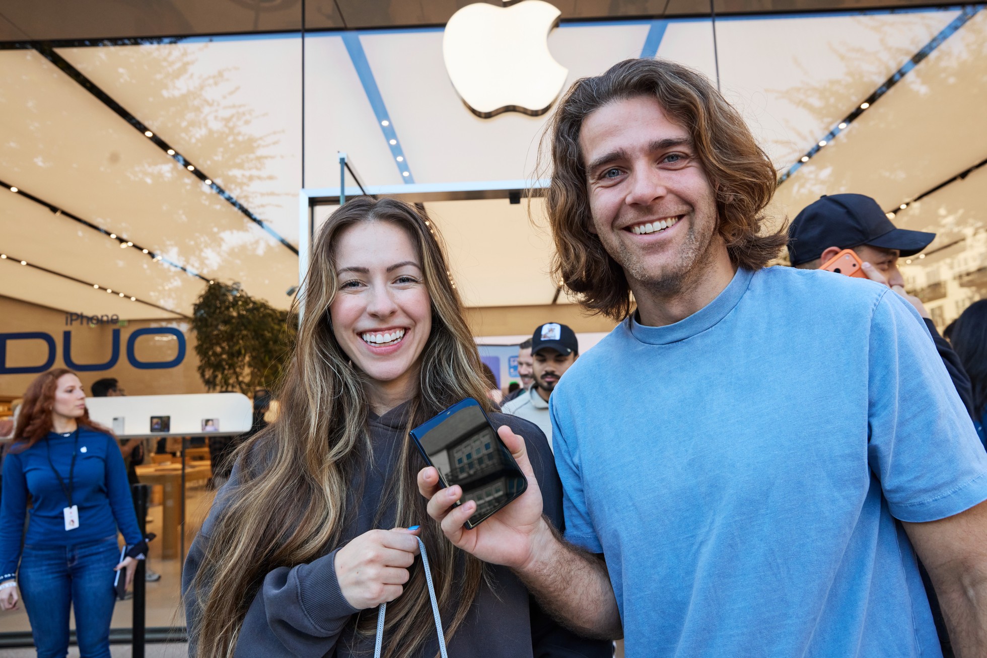 iPhone Duo arrives at Apple Store locations worldwide - Apple (IN)
