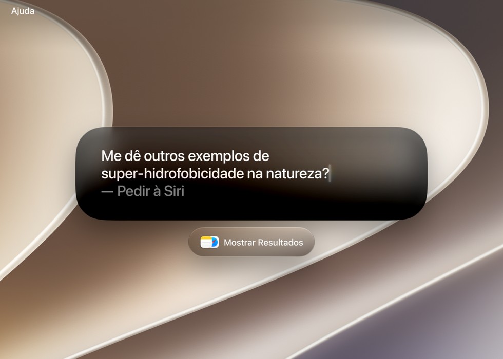 Uma pessoa usa a Siri AI no Spotlight para fazer uma pergunta.