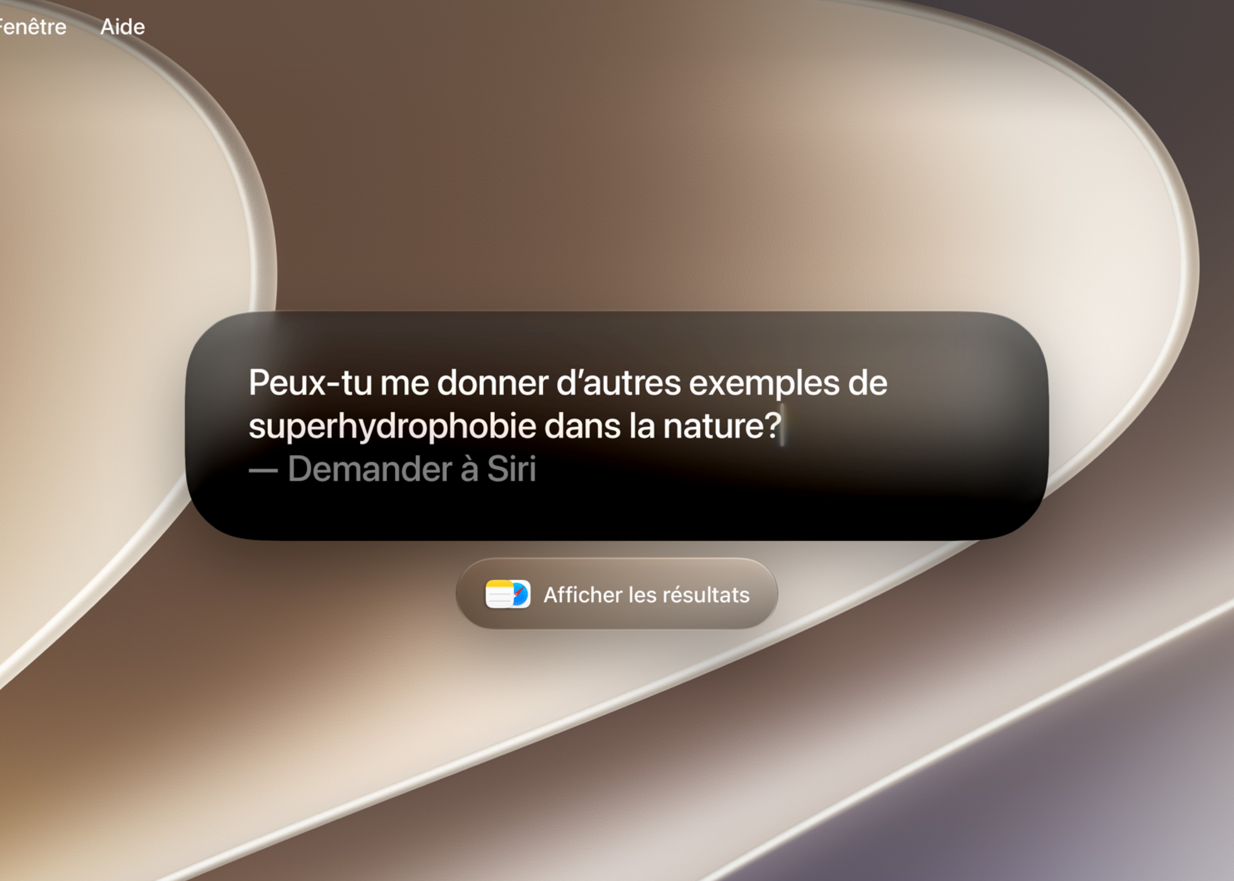 Une personne utilise Siri AI dans Spotlight pour poser une question.