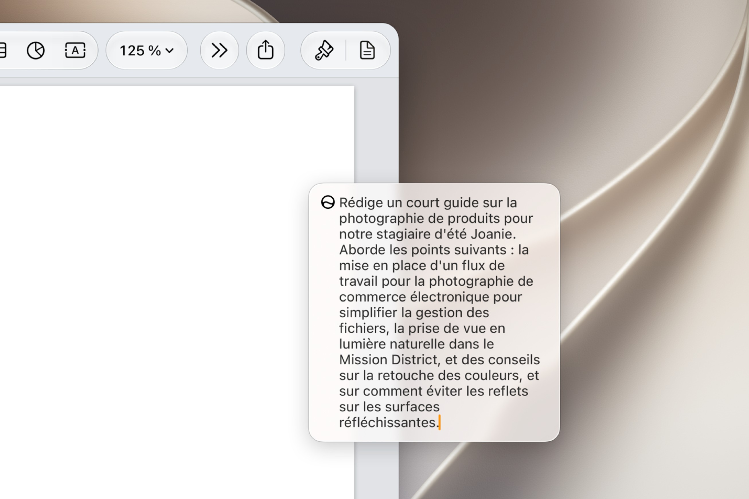 Une personne fait appel à Siri AI pour générer un brouillon de A à Z.