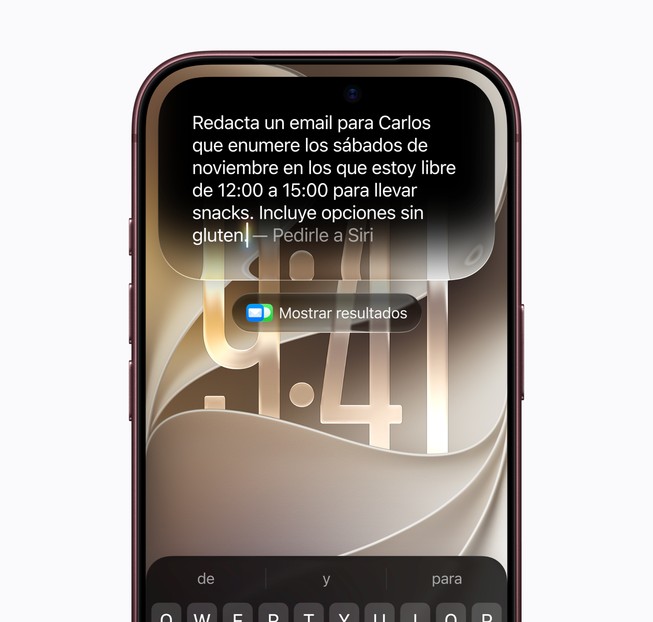 Una persona usa Siri AI para redactar un email desde cero.
