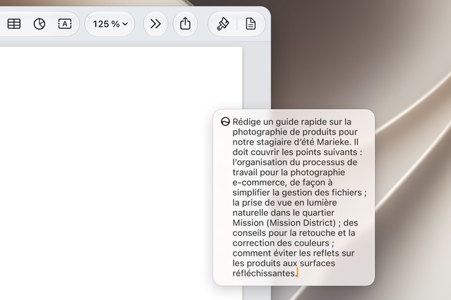 Une personne utilise Siri AI pour générer un brouillon de A à Z.