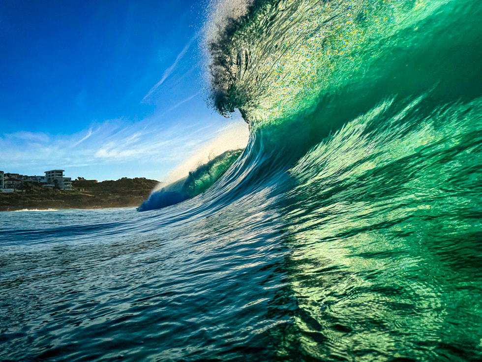 Uma onda tubular surge na Praia Tamarama, em Sydney.