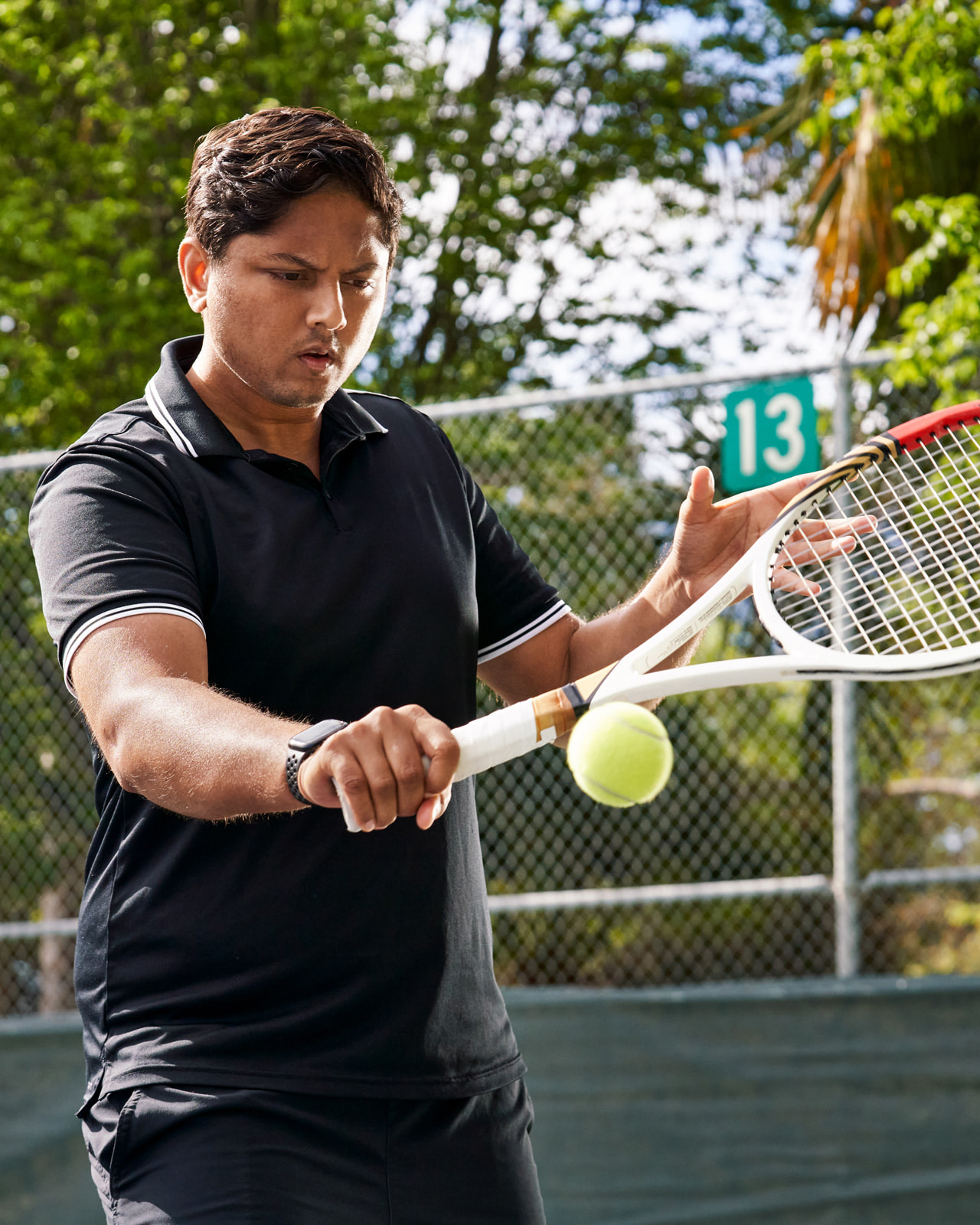 Sahai sfotografowany na kocie tenisowym, gdy uderza w piłkę z bekhendu.